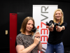 twee vrouwen met plastic guns in handen