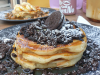 Berg pannekoek met oreo koekjes vulling en topping